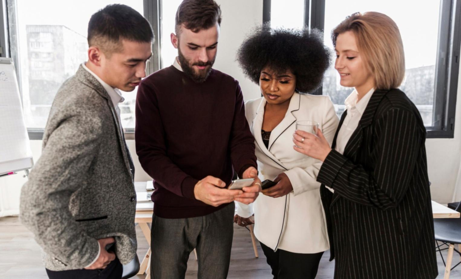 Espace de travail moderne avec ordinateur et documents financiers